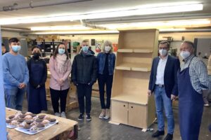 Schülerinnen und Schüler der AVIF1 übergeben selbst hergestelltes Verkaufsregal